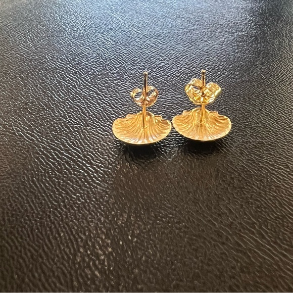 Shell Earrings 14 karat yellow gold studs - Picture 3 of 5